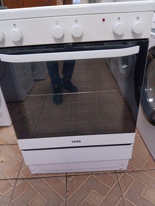 Свободно стояща печка с керамичен плот VOSS  с две години Гаранция!