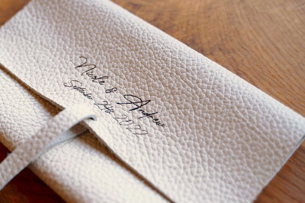 Stick USB lemn, husă de piele pentru fotografi si videografi nunti