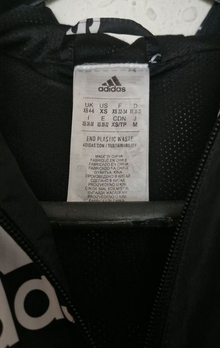 Ветровка Adidas – черна с лого принт
