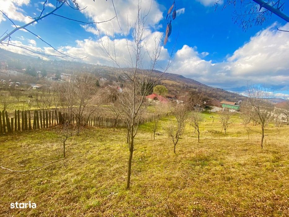 Teren in sat, cu fundatie casa P+1, vedere larga, langa rau