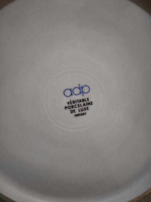 Servici de masă din porțelan de lux cu farfurii și set ceai nou