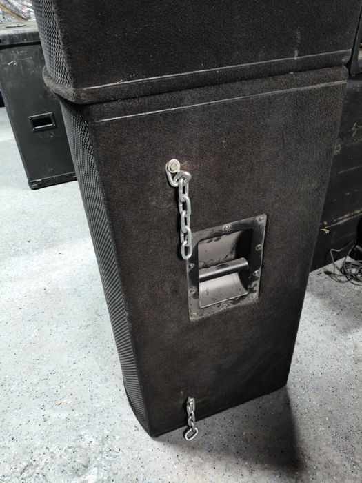 Incinte boxe cu difuzoare și filtre.