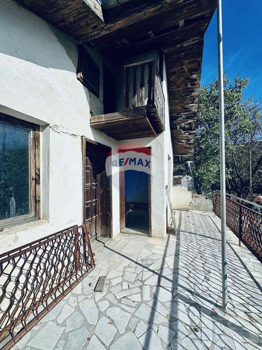 Двуетажна къща с двор и гараж за продажба, гр. Балчик, Я.И.