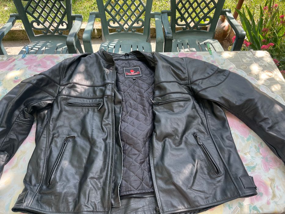 Мото каска и кожено мото яке