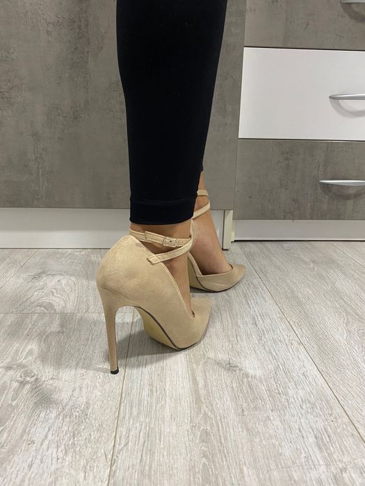 Обувки на висок ток