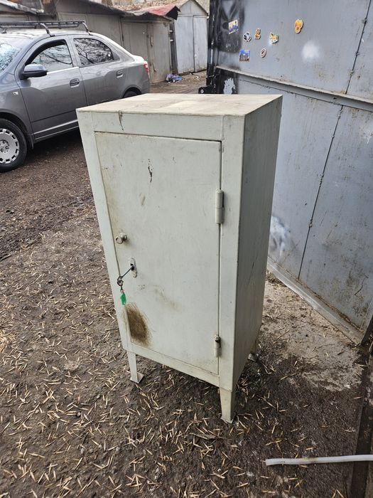 Продаётся сейф железный