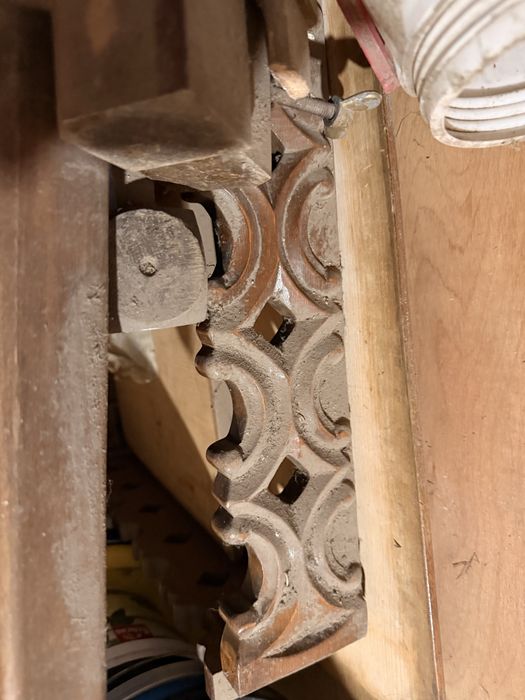 Set masa cu scaune lemn cu decor sculptat stil vechi.
