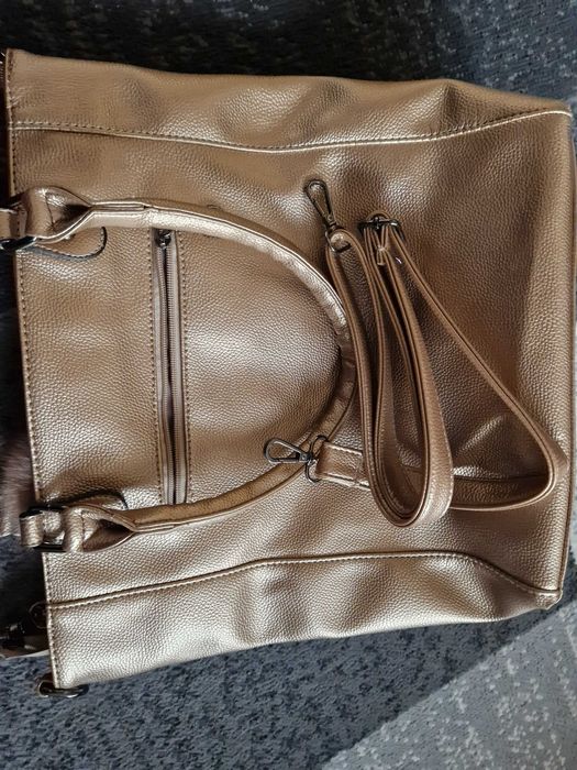 Стилна  дамска чанта в златисто.