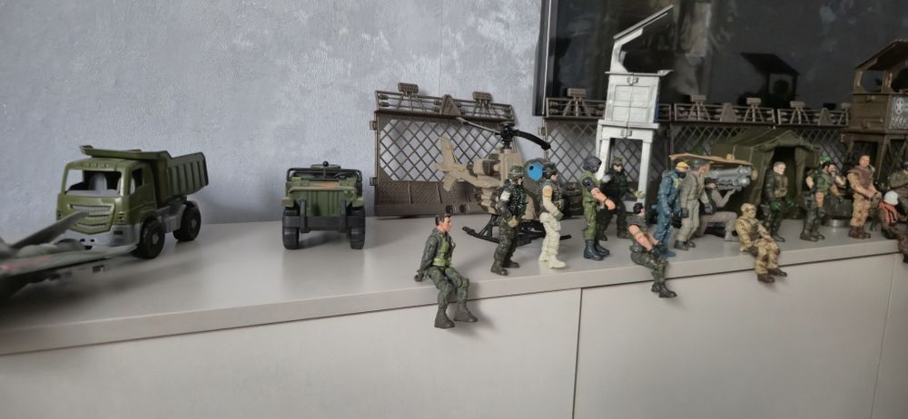 Продам игрушки военную базу