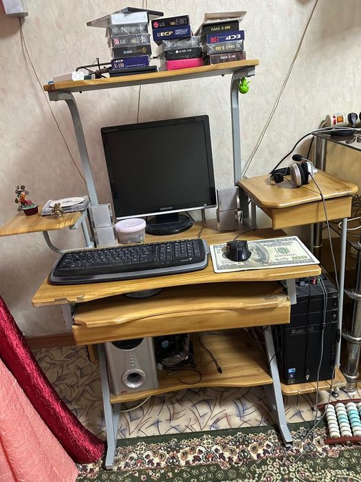 Продам компьютерный стол