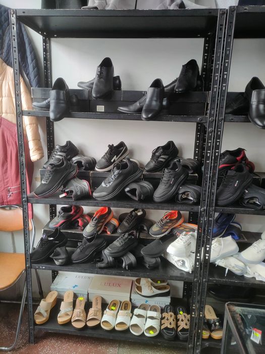 Rafturi și vitrine de vânzare