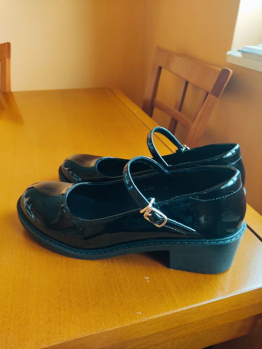 Чисто нови елегантни дамски обувки