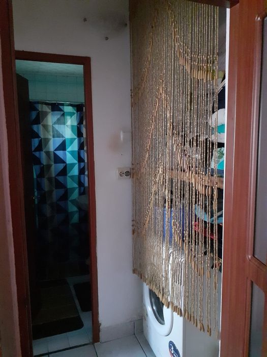 Închiriez apartament .