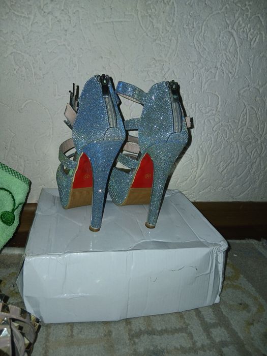 Женская туфли блестящие