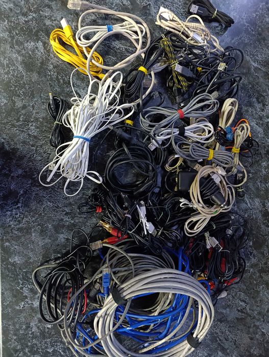 Комплект кабелей: USB, Type-C, AUX, LAN, RCA, блоки питания DC