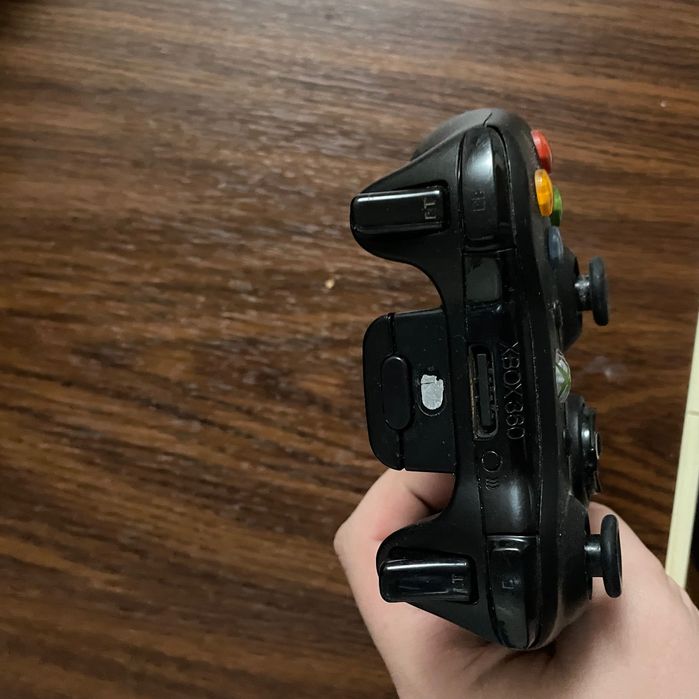 Vând 2 controlere Xbox 360 wireless funcționale preț negociabil