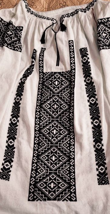 Ie/Cămașă tradițională cusută manual