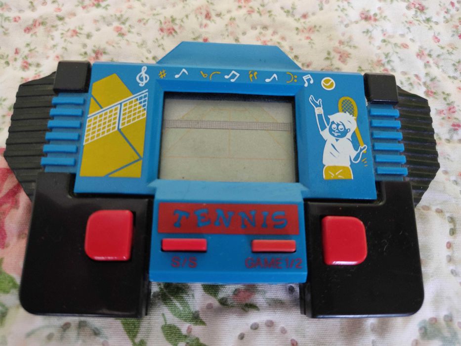 Джобна електронна игра от близкото минало, тенис