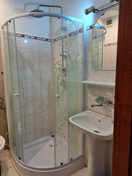 Apartament de inchiriat, 4 camere, ultra-central, bucatarie deschisa, centrala proprie noua