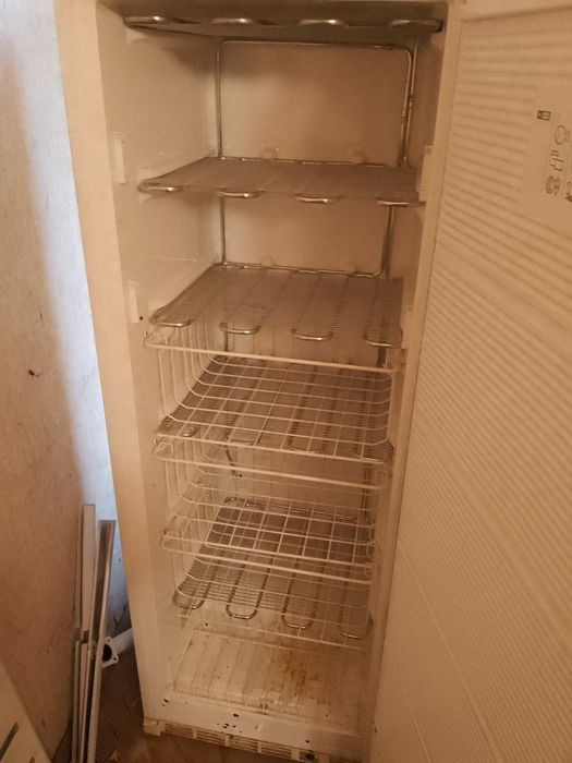 Продавам фризер втора употреба запазен.