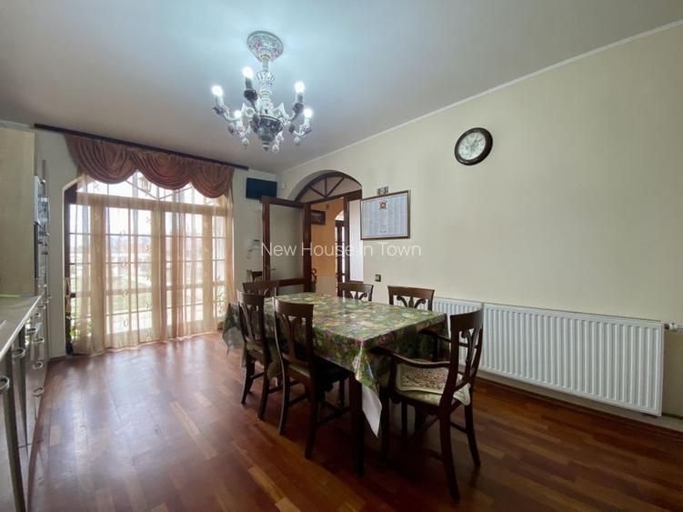 Vilă stil  baroc de vânzare