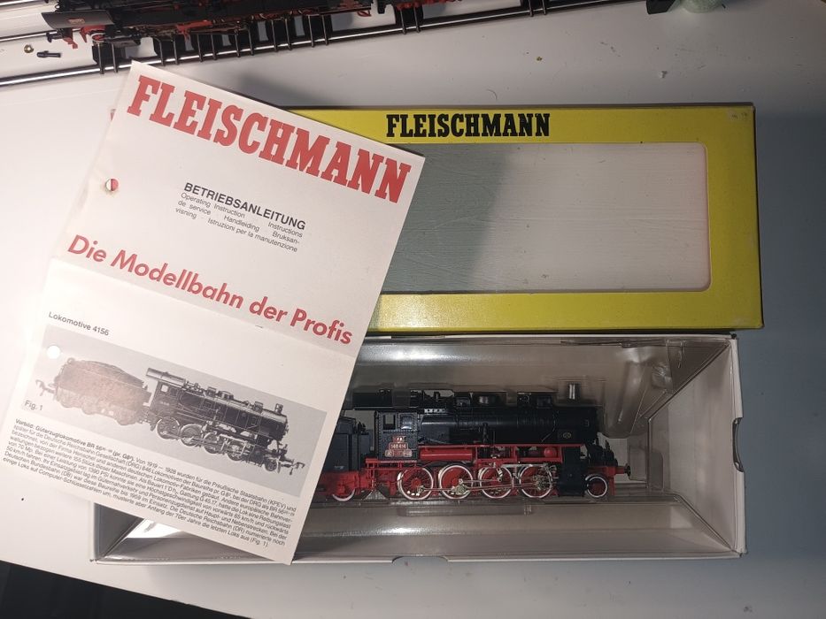 Locomotiva CFR 140.414 cu aburi, machetă trenuleț electric vagoane HO