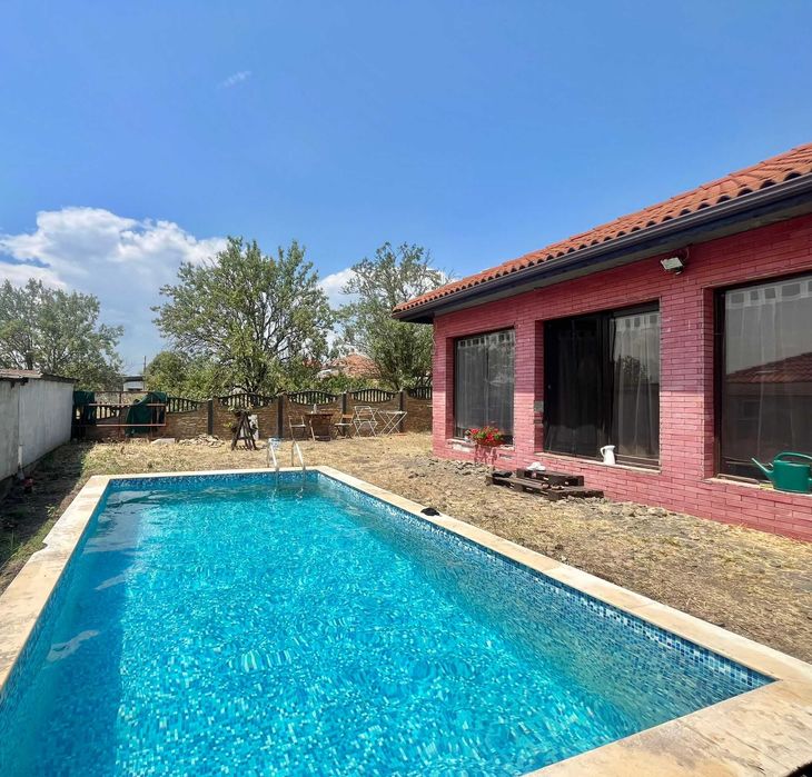 Еднофамилна самостоятелна къща с басейн под наем в село Горица!