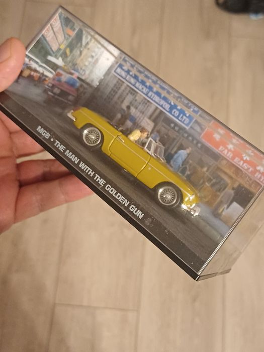Това е колекционерски модел на автомобил MGB в мащаб 1:43, който е час