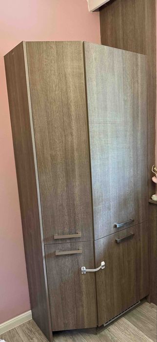 Хладилник за вграждане + шкафът към него