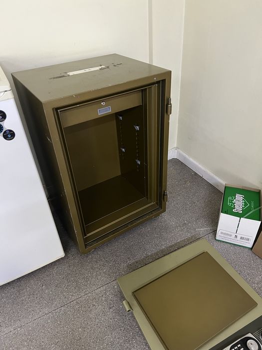 Сейф металический