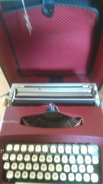 Пишеща машина с куфар - бордо, кирилица