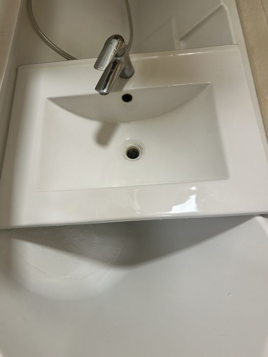 Vand lavoar baie cu baterie