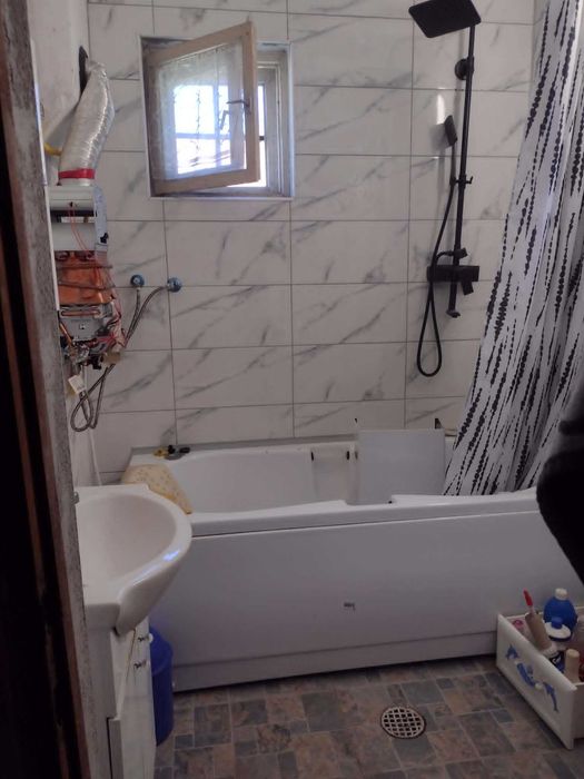 Casa de vanzare impreuna cu 2 terenuri intravilan , formand un tot unitar