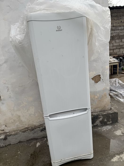 продается холодильник indesit