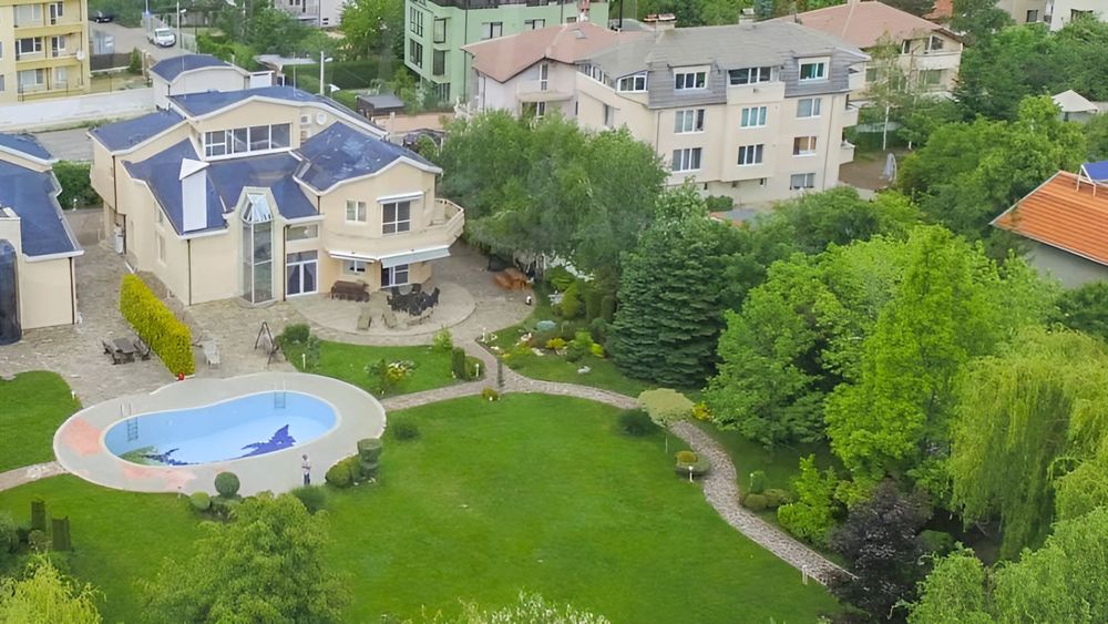 Прекрасна къща с голям двор, басейн и детска площадка в кв. Витоша.