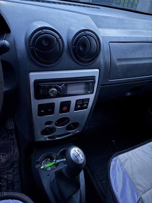 Vând Dacia Logan