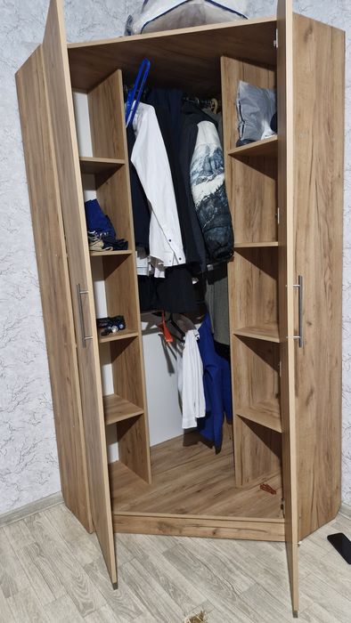 Шкаф угловой очень вместительный