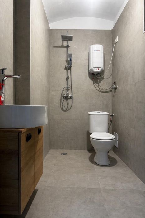 Ofer spre inchiriere spatiu cental,demisol