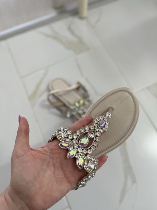 Чисто нови сандали