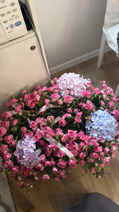 Цветы кустовые розы корзина