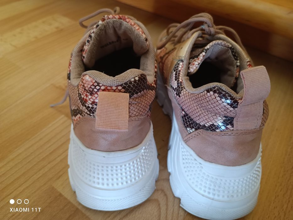 Запазени дамски маратонки 40 номер