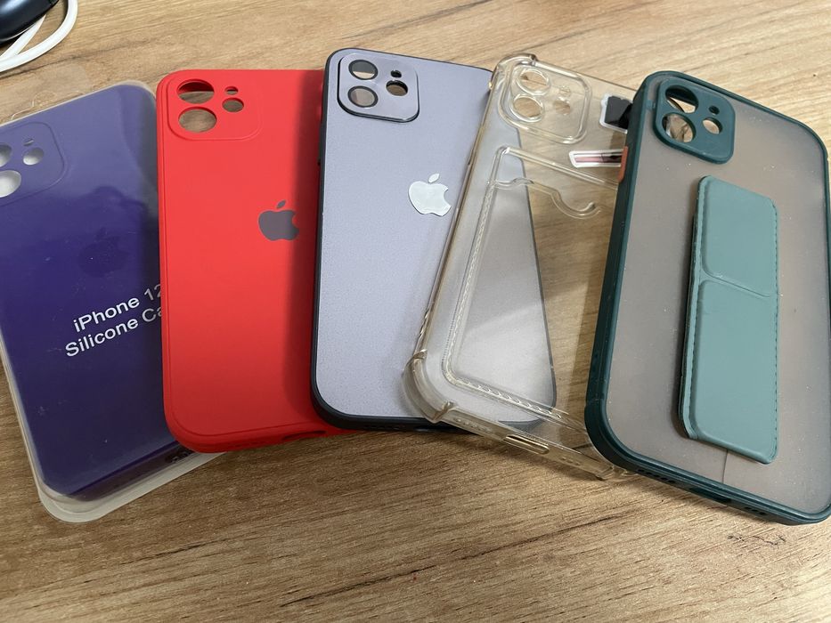 Продам чехлы для iPhone 12 в отличном состоянии