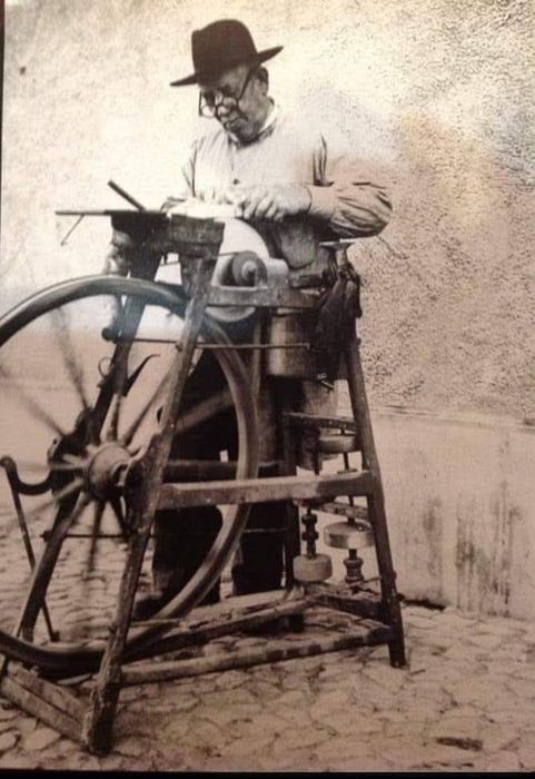 Tocilă veche, polizor cu pedală