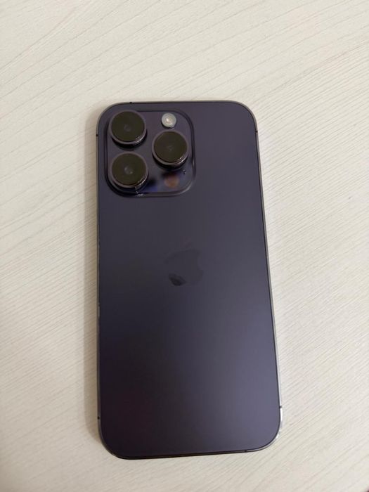 Продается Apple iPhone 14 Pro в стильном фиолетовом цвете.