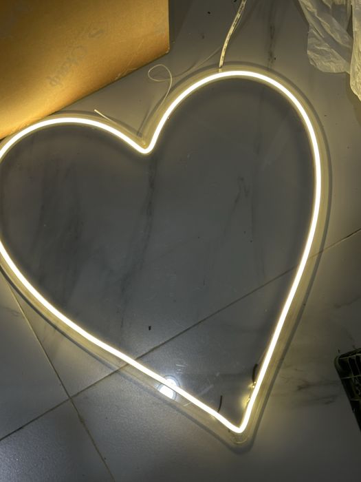 Неоновое сердце и надпись