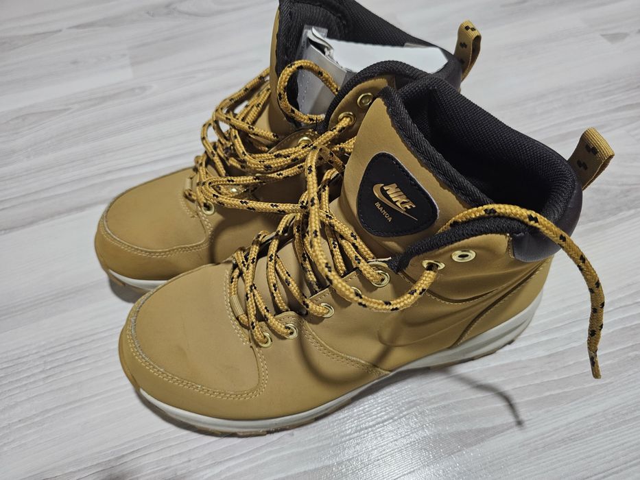 Vând bocanci , ghete nike aproape nou 41