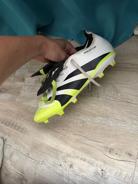 Vand ghete fotbal adidas predator