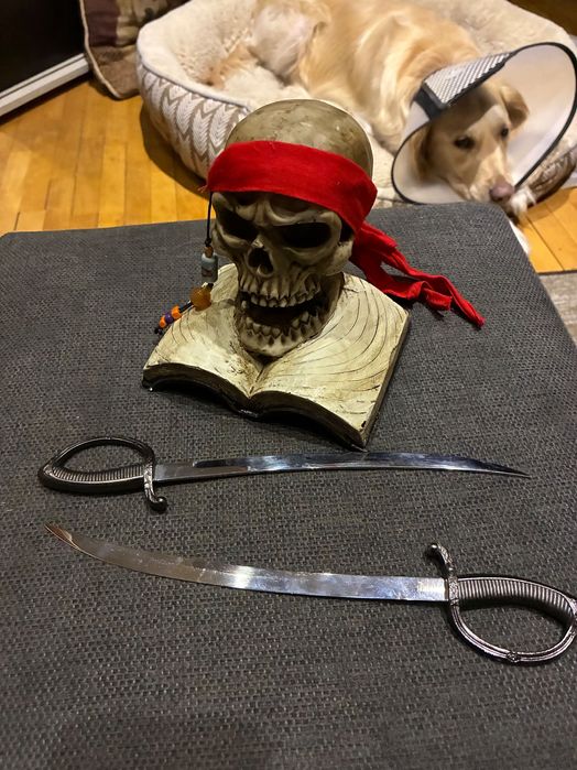 Карипски пирати статуетка на череп с два меча