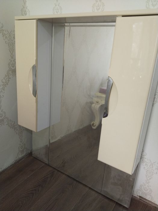 Продаю шкафчик с зеркалом