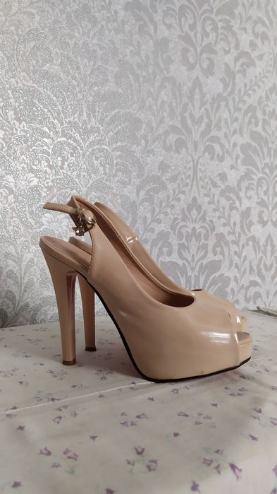 Rangi bejiviy razmer 37-38 ga bemalol keladi